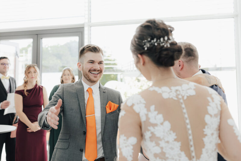 Gratulation an das Brautpaar nach der Hochzeit im Standesamt Bad Aibling