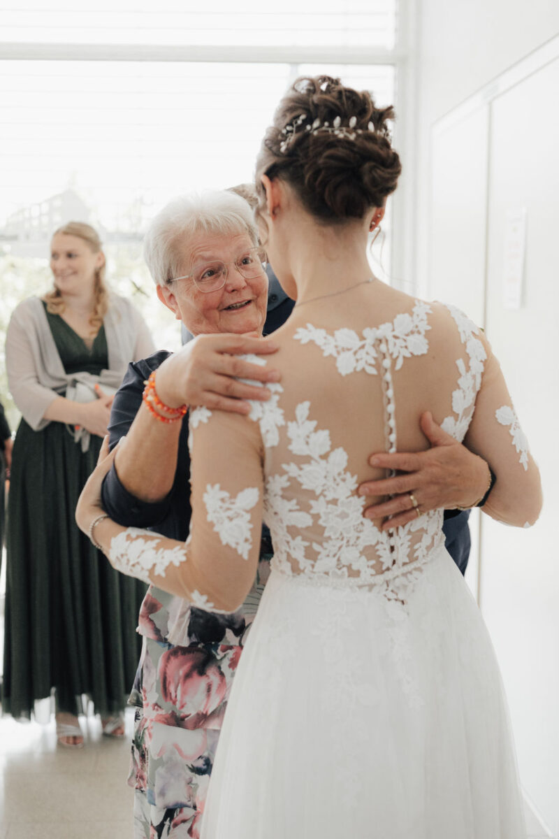 Gratulation an Braut nach der standesamtlichen Trauung in Bad Aibling