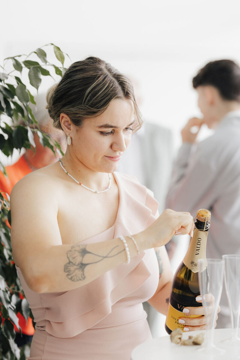 Direkt nach der Eheschließung gratuliert eine Person der Braut oder dem Bräutigam im Standesamt Bad Aibling. Ein authentischer Moment voller Emotionen und Glück.