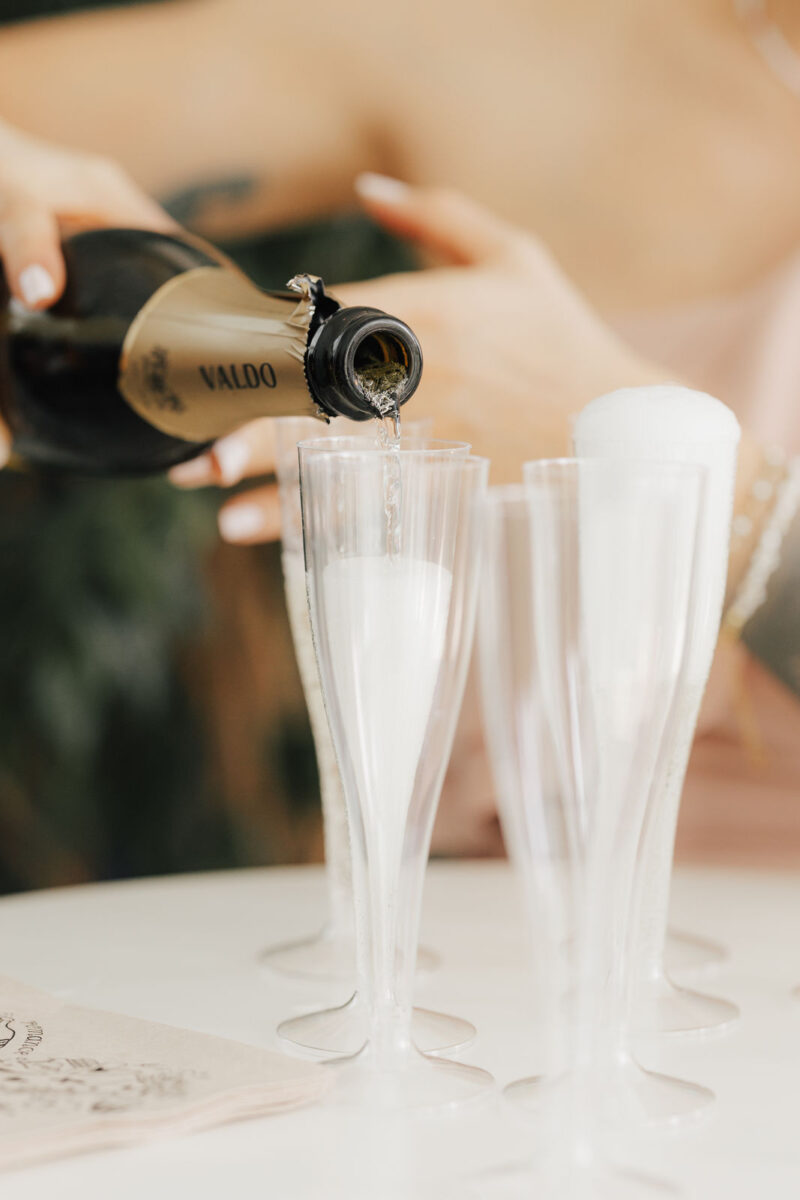 Detailaufnahme einer geöffneten Prosecco-Flasche bei der standesamtlichen Hochzeit in Bad Aibling