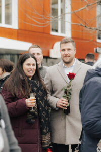 Brautpaar geht durch Spalier nach der Trauung am Marienplatz in Bad Aibling