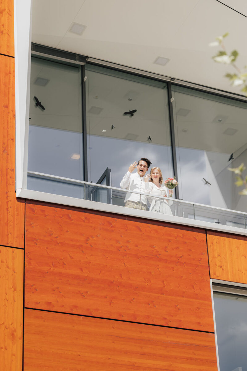 Brautpaar auf dem Balkon des Marienplatz in Bad Aibling