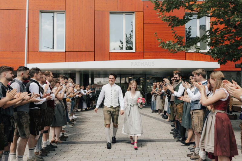 Brautpaar kommt aus dem Rathaus auf den Marienplatz in Bad Aibling