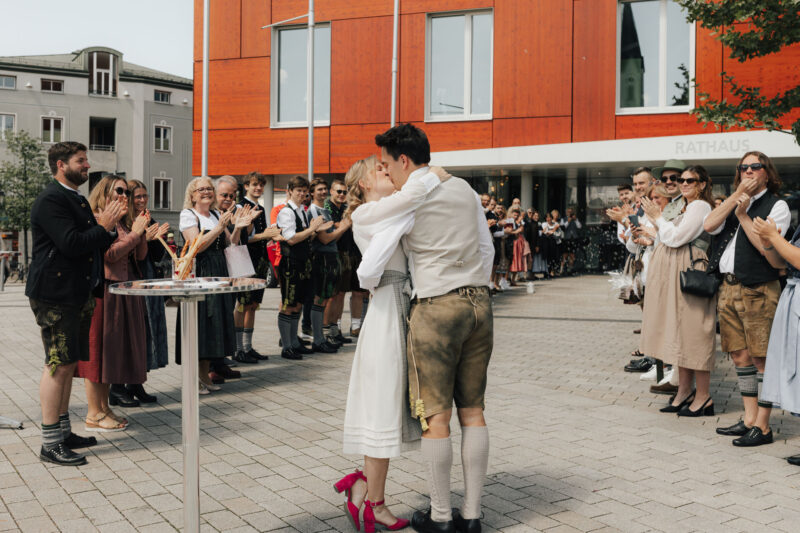 Brautpaar auf dem Marienplatz in Bad Aibling