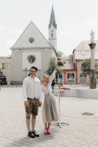 Frisch verheiratet auf dem Marienplatz in Bad Aibling
