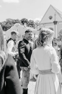 Hochzeitsgesellschaft auf dem Marienplatz in Bad Aibling