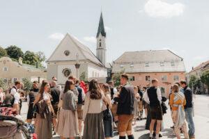 Hochzeitsgesellschaft auf dem Marienplatz in Bad Aibling