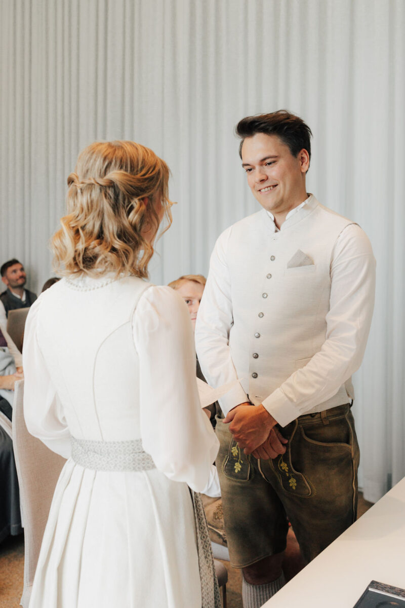 Brautpaar im Trausaal Bad Aibling während der Trauung