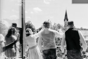 Brautpaar auf dem Balkon des Marienplatz in Bad Aibling