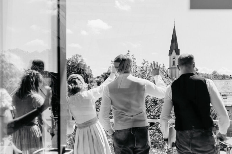 Brautpaar auf dem Balkon des Marienplatz in Bad Aibling